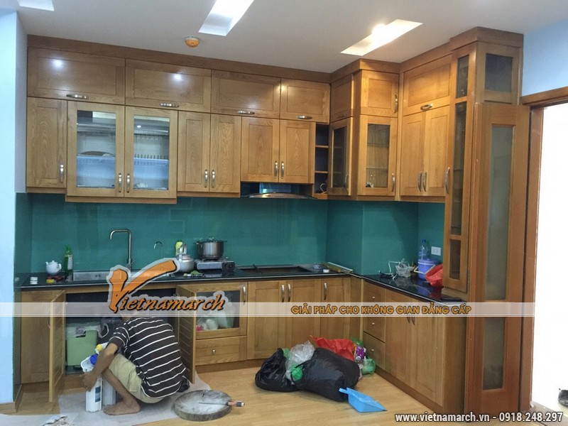Tủ bếp được làm từ gỗ sồi Nga trong phòng bếp nhà anh Hải - Thiết kế nội thất chung cư Đông Đô